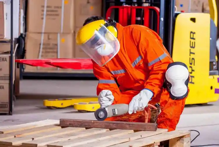 Exploring the Best of Both Worlds: Online vs. In-Person... - Abrasive Wheels Training UK